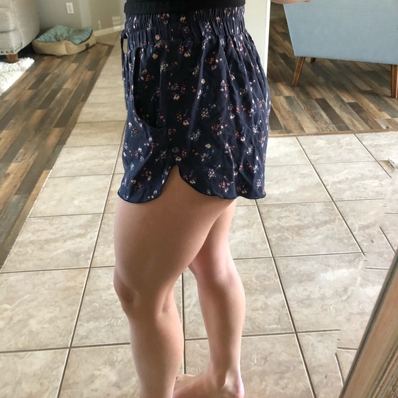 HOLLISTER free flowing summer shorts size XS - Picture 2 of 7